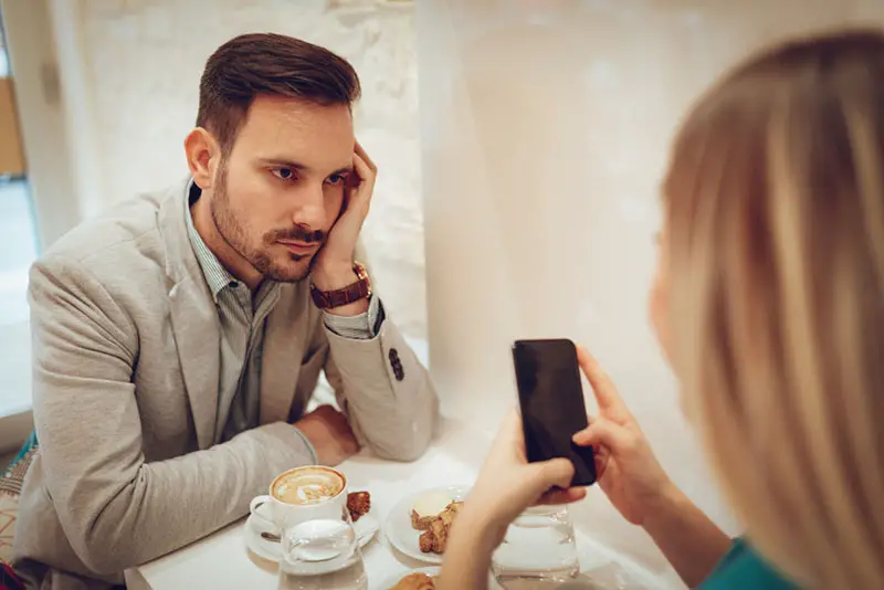 8 Möglichkeiten Wie Du Wissen Kannst, Ob Dein Mann Sich Wirklich Interessiert Oder Dich Nur Kontrolliert
