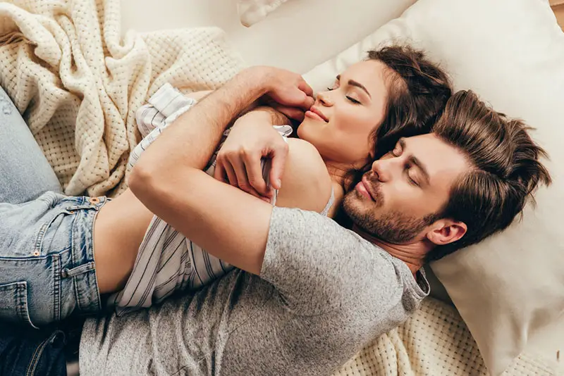 Fünf Dinge, die ein Mann macht, wenn er verrückt vor Liebe ist
