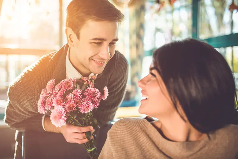 Mann überraschen Freundin mit Blumen